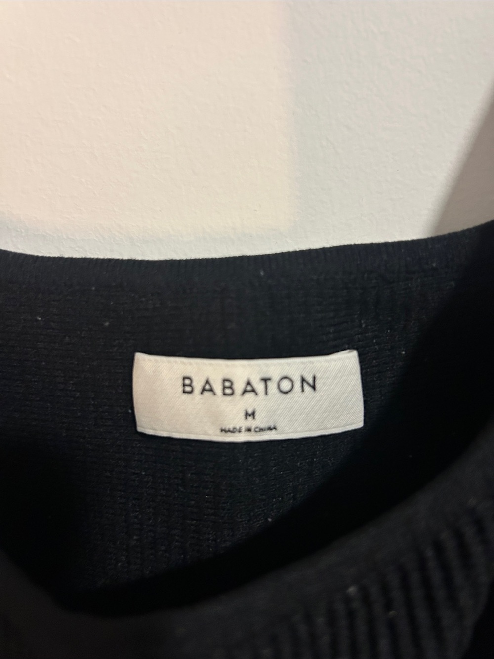 Aritzia Babaton Black Ribbed Crop Top Size M - Picture 2 of 3